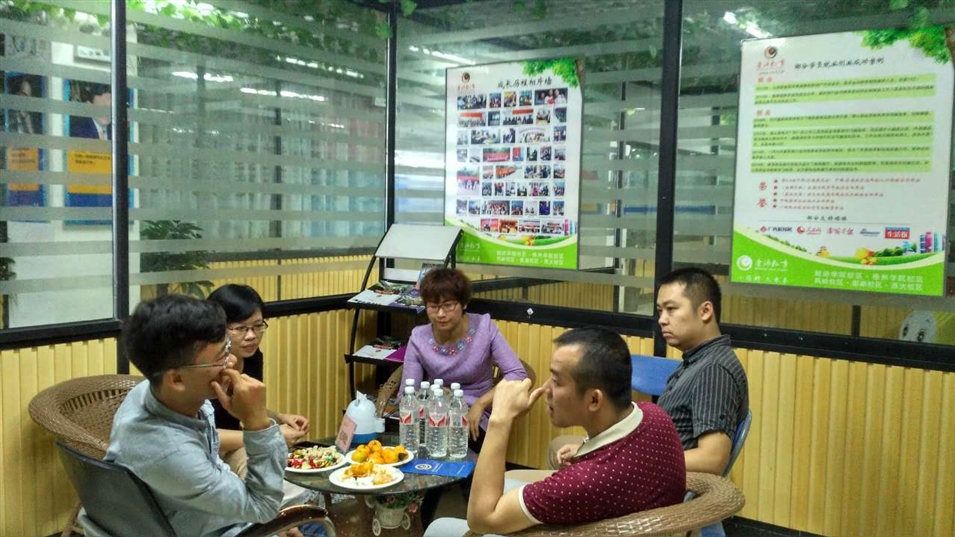 指導(dǎo)財(cái)經(jīng)學(xué)院校區(qū)工作開(kāi)展