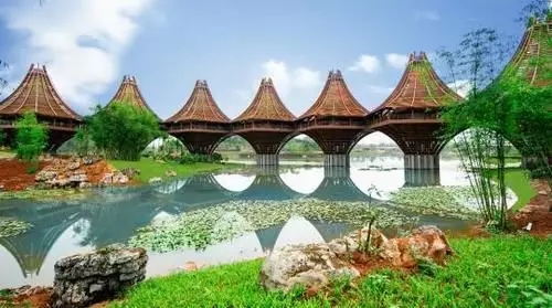 圖為中國-東盟友誼館。該建筑以廣西的風(fēng)雨橋?yàn)樵?，寓意“手拉手，心連心”。表達(dá)中國與東盟十國睦鄰友好、合作共贏之意。