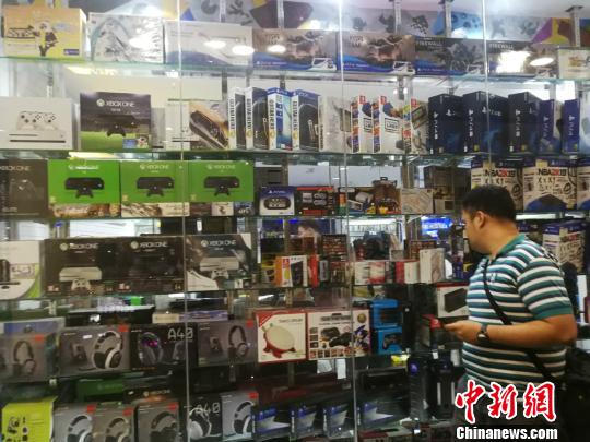 菲律賓統(tǒng)計(jì)局(Philippine Statistics Authority)5日發(fā)布10月份全國勞動力調(diào)查報(bào)告顯示，2018年10月就業(yè)不足率降至13.3%，而2017年10月為15.9%。圖為馬尼拉馬卡蒂一商場，貨品充足，青年人消費(fèi)暢旺。 關(guān)向東 攝