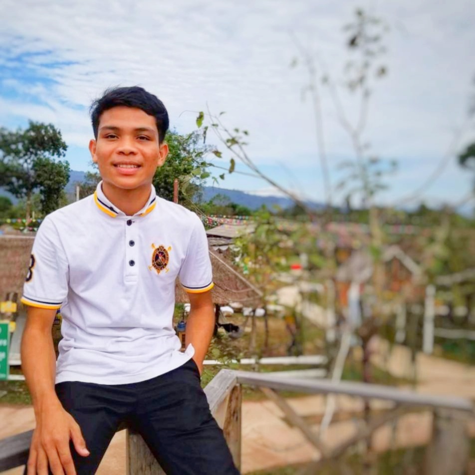 何冀南，柬埔寨人 老撾國立大學(xué)建筑學(xué)院城市規(guī)劃專業(yè)